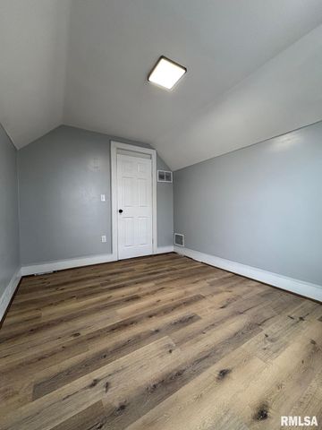 1045 N Osburn Avenue, Springfield, IL 62702