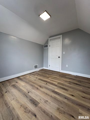 1045 N Osburn Avenue, Springfield, IL 62702