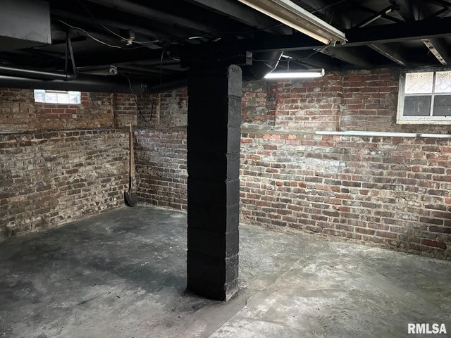 1045 N Osburn Avenue, Springfield, IL 62702