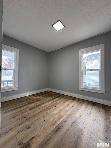 1045 N Osburn Avenue, Springfield, IL 62702