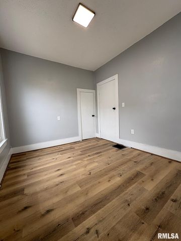 1045 N Osburn Avenue, Springfield, IL 62702