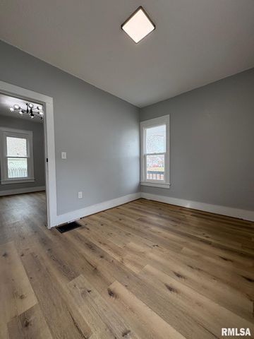 1045 N Osburn Avenue, Springfield, IL 62702