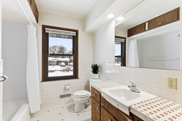 2300 W 95th Street, Bloomington, MN 55431