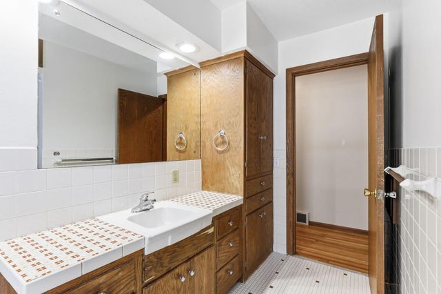 2300 W 95th Street, Bloomington, MN 55431