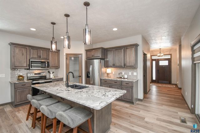 1612 S Meadowland Ave Avenue, Sioux Falls, SD 57106