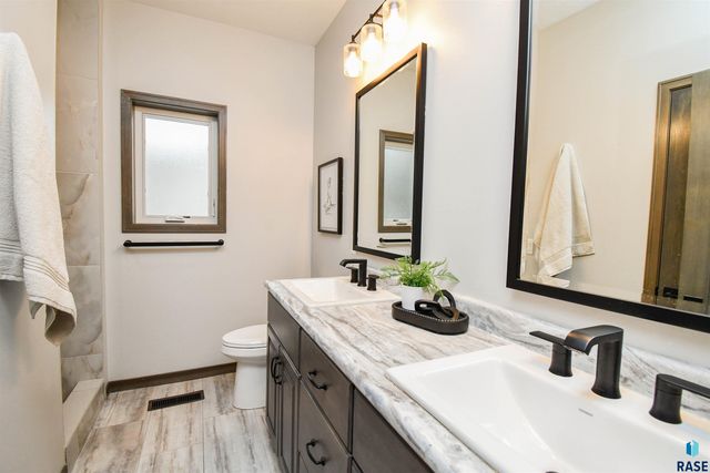 1612 S Meadowland Ave Avenue, Sioux Falls, SD 57106