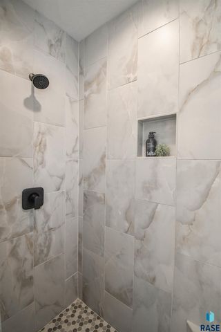 1612 S Meadowland Ave Avenue, Sioux Falls, SD 57106