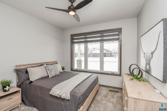 1612 S Meadowland Ave Avenue, Sioux Falls, SD 57106