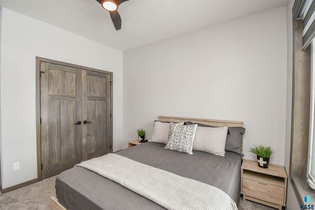 1612 S Meadowland Ave Avenue, Sioux Falls, SD 57106