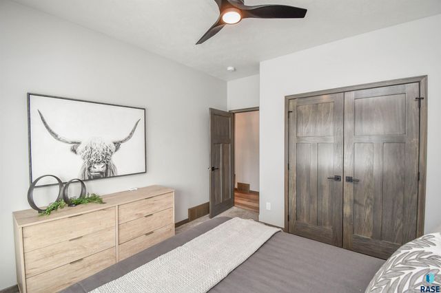 1612 S Meadowland Ave Avenue, Sioux Falls, SD 57106