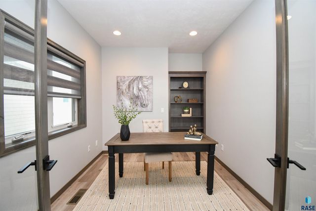 1612 S Meadowland Ave Avenue, Sioux Falls, SD 57106