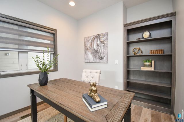 1612 S Meadowland Ave Avenue, Sioux Falls, SD 57106