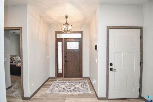 1612 S Meadowland Ave Avenue, Sioux Falls, SD 57106