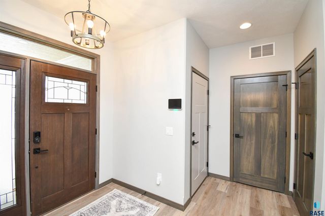 1612 S Meadowland Ave Avenue, Sioux Falls, SD 57106