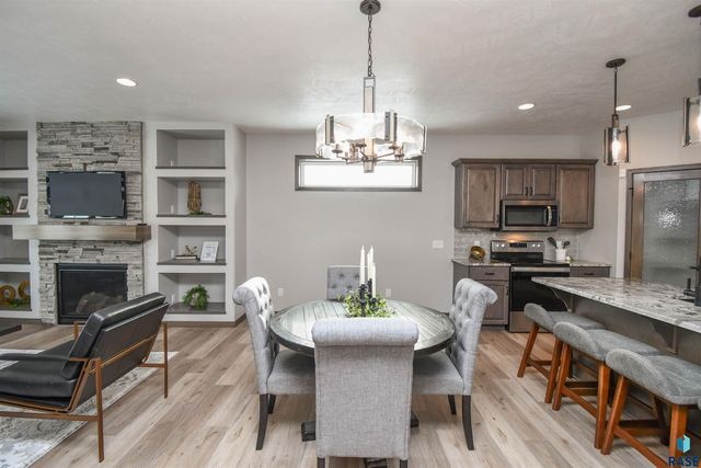 1612 S Meadowland Ave Avenue, Sioux Falls, SD 57106