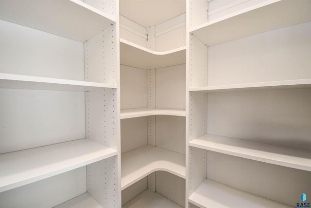 1612 S Meadowland Ave Avenue, Sioux Falls, SD 57106