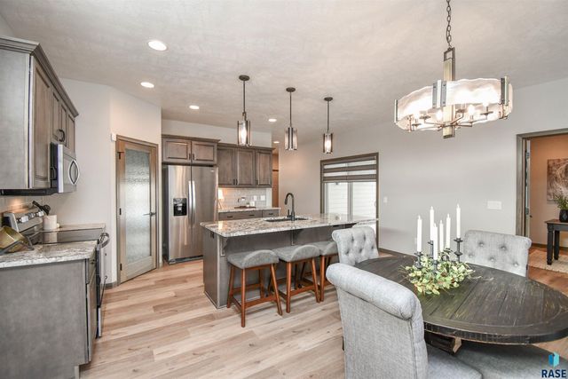 1612 S Meadowland Ave Avenue, Sioux Falls, SD 57106