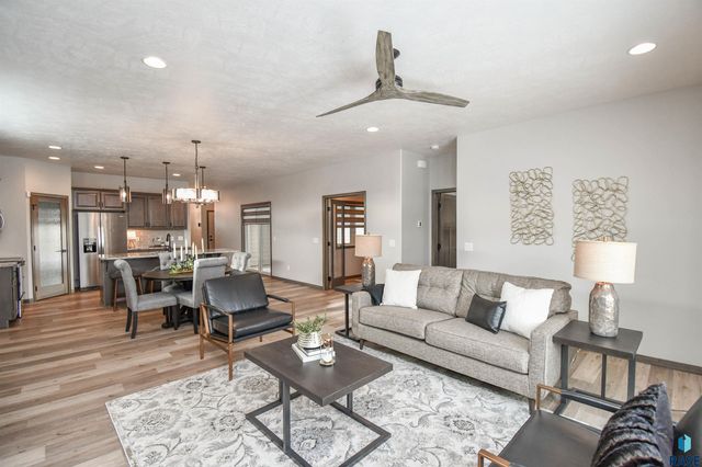 1612 S Meadowland Ave Avenue, Sioux Falls, SD 57106