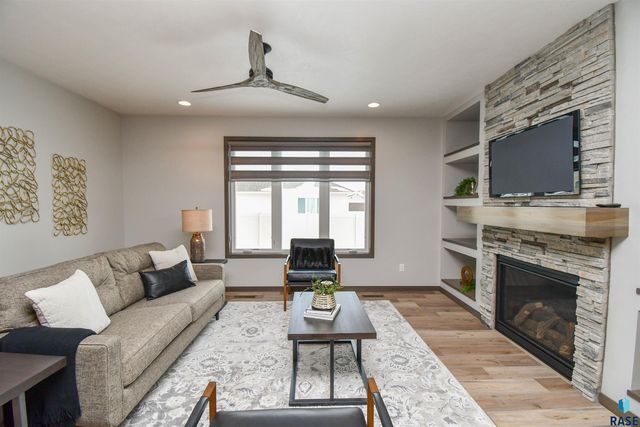 1612 S Meadowland Ave Avenue, Sioux Falls, SD 57106