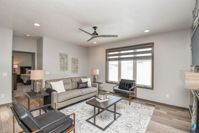 1612 S Meadowland Ave Avenue, Sioux Falls, SD 57106