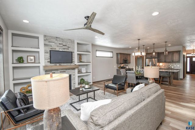 1612 S Meadowland Ave Avenue, Sioux Falls, SD 57106