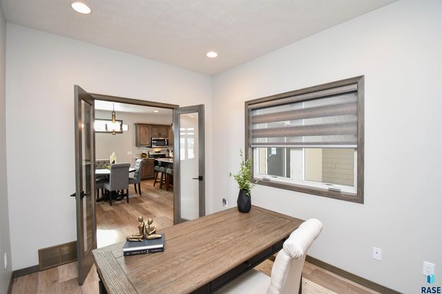 1612 S Meadowland Ave Avenue, Sioux Falls, SD 57106