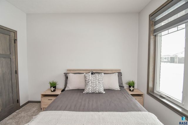 1612 S Meadowland Ave Avenue, Sioux Falls, SD 57106