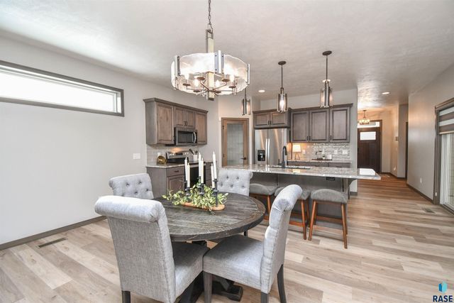 1612 S Meadowland Ave Avenue, Sioux Falls, SD 57106