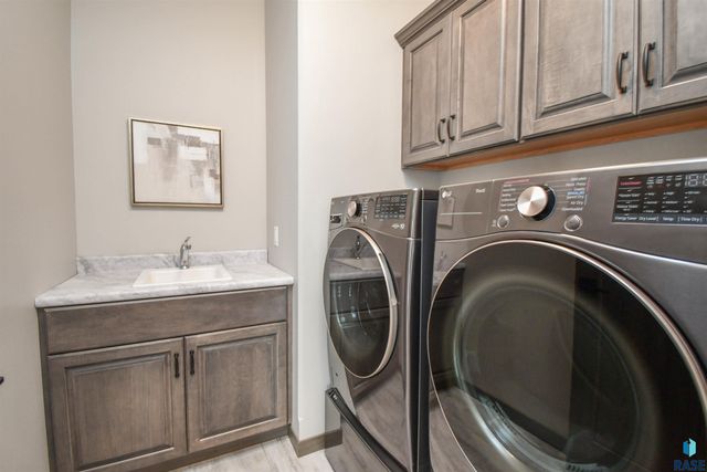 1612 S Meadowland Ave Avenue, Sioux Falls, SD 57106