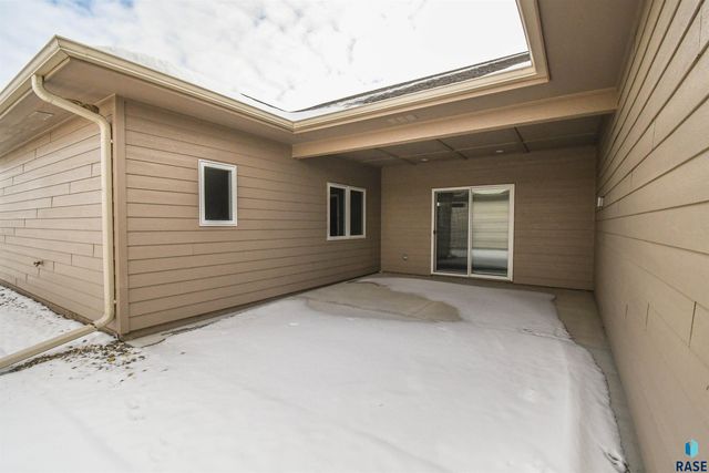 1612 S Meadowland Ave Avenue, Sioux Falls, SD 57106