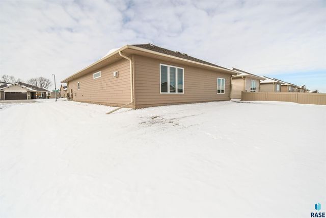 1612 S Meadowland Ave Avenue, Sioux Falls, SD 57106