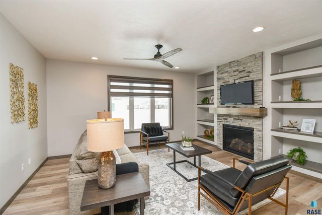 1612 S Meadowland Ave Avenue, Sioux Falls, SD 57106