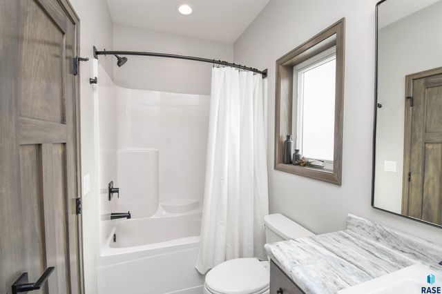 1612 S Meadowland Ave Avenue, Sioux Falls, SD 57106