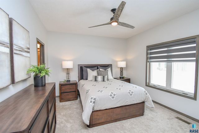 1612 S Meadowland Ave Avenue, Sioux Falls, SD 57106