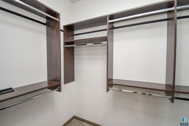 1612 S Meadowland Ave Avenue, Sioux Falls, SD 57106