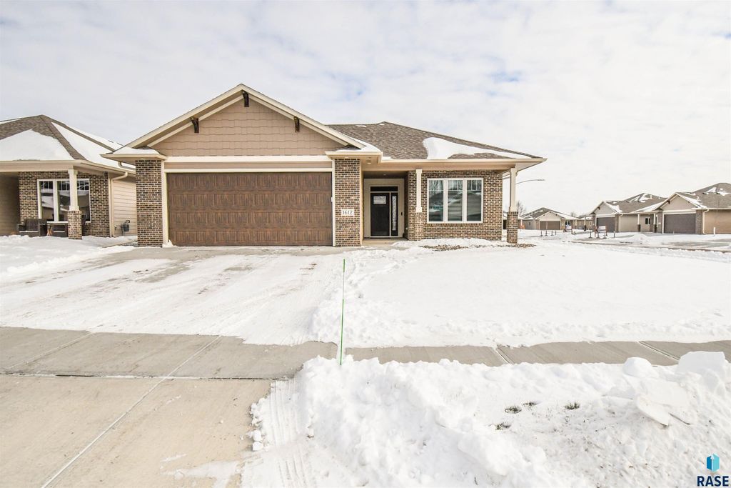 1612 S Meadowland Ave Avenue, Sioux Falls, SD 57106