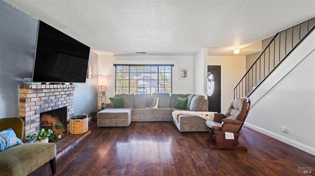 571 Greenwood Dr, Vacaville, CA 95687