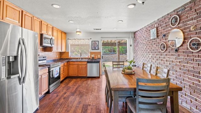 571 Greenwood Dr, Vacaville, CA 95687