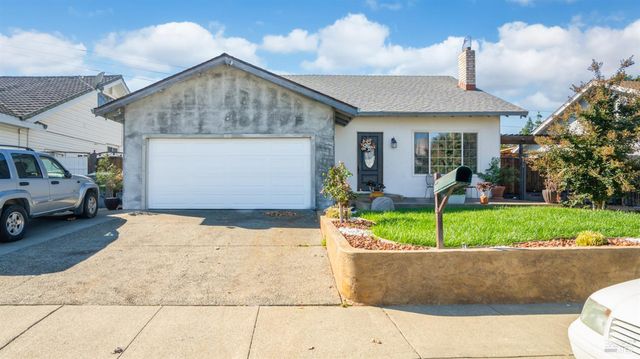 571 Greenwood Dr, Vacaville, CA 95687