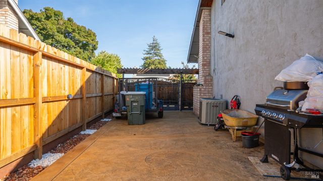 571 Greenwood Dr, Vacaville, CA 95687