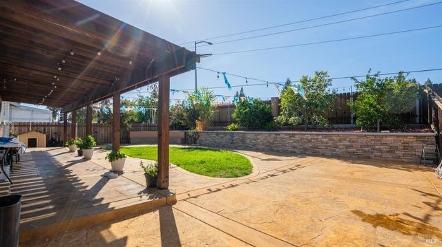 571 Greenwood Dr, Vacaville, CA 95687