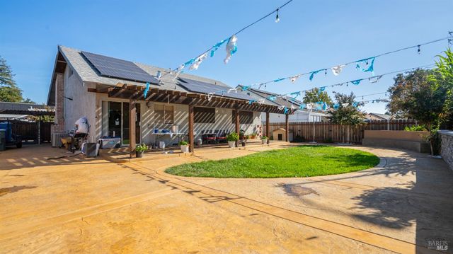 571 Greenwood Dr, Vacaville, CA 95687