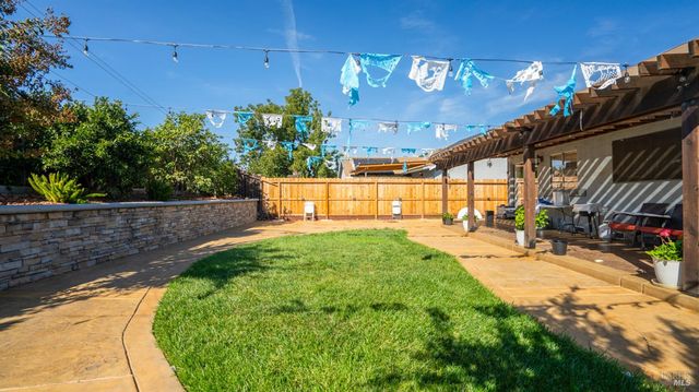 571 Greenwood Dr, Vacaville, CA 95687