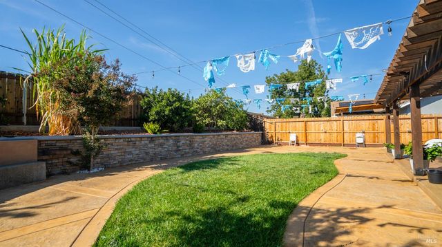 571 Greenwood Dr, Vacaville, CA 95687