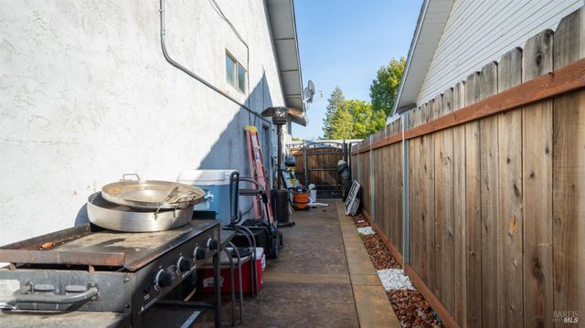 571 Greenwood Dr, Vacaville, CA 95687