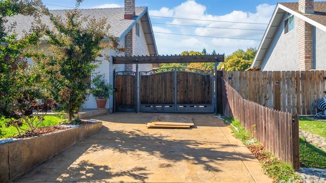 571 Greenwood Dr, Vacaville, CA 95687