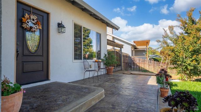 571 Greenwood Dr, Vacaville, CA 95687