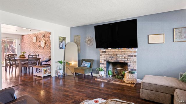 571 Greenwood Dr, Vacaville, CA 95687