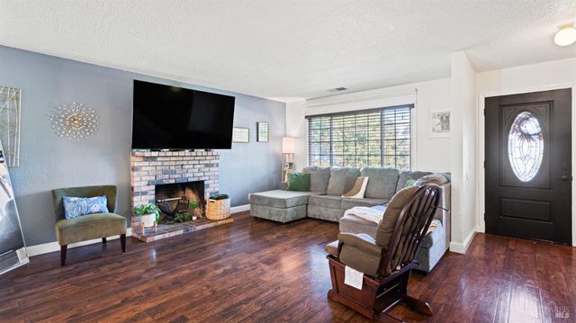 571 Greenwood Dr, Vacaville, CA 95687