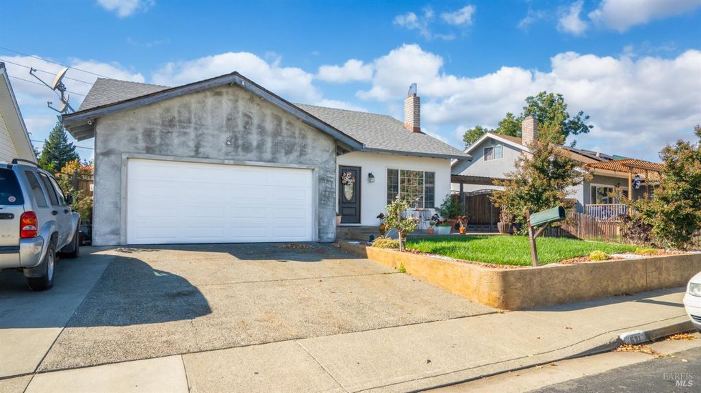 571 Greenwood Dr, Vacaville, CA 95687